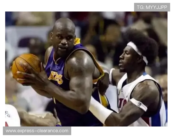 华莱士与姚明的巅峰对决：篮球场上的传奇较量与友谊的碰撞