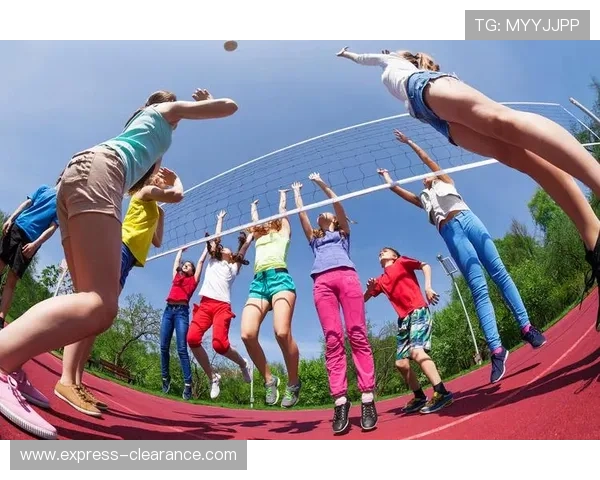 奥科吉倒地拒绝邓罗援手展现坚韧对抗精神场上如敌人 奥科吉倒地拒绝邓罗援手展现坚韧对抗精神场上如敌人